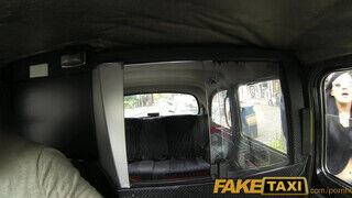 FakeTaxi néger hajú angol nő termetes kárót szop