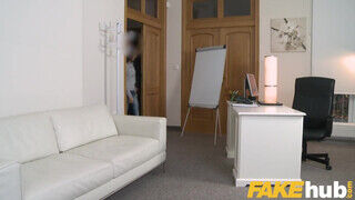 Fake Agent - Lilu Moon imád a castingon baszni