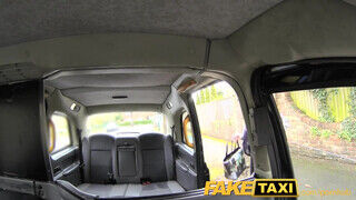 FakeTaxi - gyönyörű idősebb nő a taxiban