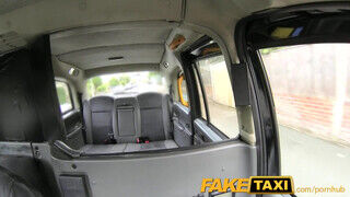 FakeTaxi - bögyös milf csajszi tövig benyeli a falloszt