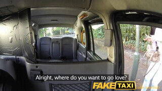 FakeTaxi - Szép fenekű fiatal a motorháztetőn