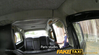 FakeTaxi - Gina Snake a csinos kitetovált milf