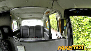 FakeTaxi - vörös milf nőci szeret kúrni