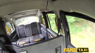 Fake Taxi - Lexi Lou análba kefélve a taxiban
