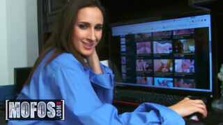 MOFOS - Ashley Adams a gigantikus tőgyes fiatal