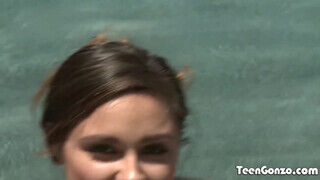TEENGONZO - Zoey Foxx már a medencébe bekapja a farkat