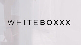 WhiteBoxxx - Naomi bevállalja a óriási cerkát