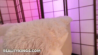 Reality Kings - Leah Meow a csinos jelmezes pipi