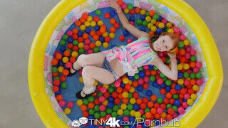 Tiny4K - Dolly Little a bájos vörös hajú fiatal