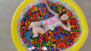Tiny4k - Dolly Little a pici csöcsű vörös