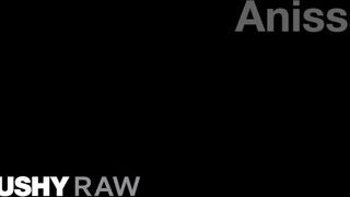 TUSHYRAW - Anissa Kate ánuszába dárdát tolnak