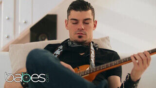 Babes - Mia Evans dug a gitáros pasival