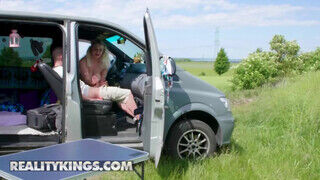 REALITY KINGS - Gina Varney megdugva a kisbuszban
