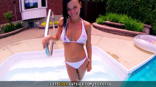 Let's Fuck Outside - Hatalmas cickós milf a medencénél