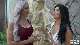 Nina Elle és Romi Rain édeshármasban szeretkeznek