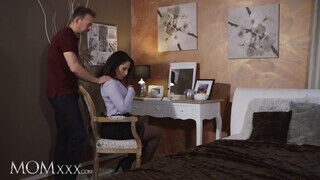 MOMXXX - Adara a szenvedélyes latin amerikai milf