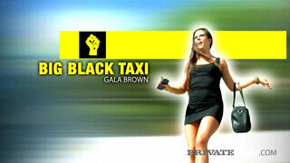 Gala Brown a taxiban kupakol