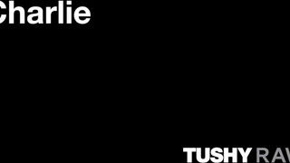 TUSHYRAW - Charlie a csinos világos szőke milf