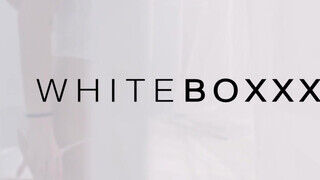 WHITEBOXXX - Isabella De Laa megrakva a kanapén