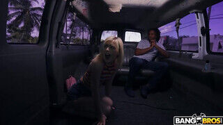 BANGBROS - Minxx Marley megkettyintve a kisbuszban