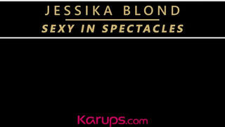 Jessika Blond a csábító világos szőke milf