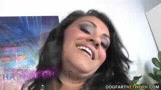 Charley Chase a bűbájos latina milf