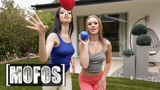 Mofos - Daisy Stone és Scarlett Bloom megosztják a rúdat
