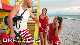 BRAZZERS - MacKenzie Mace és Kylie Rocket a szenvedélyes vízimentő csajok