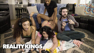 REALITY KINGS - Willow Ryder és Sarah Arabic a vadító gamer csajok