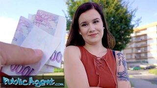 Szívdöglesztő kicsike Eliss meztelenül pózol amatőr fotózáson