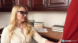 Szexi 40-es Julia Robbie és a tini manus