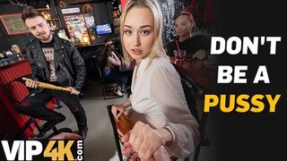 Bátor világos szőke pornósztár döngeti idegen pasit a bárban