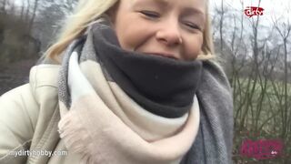 Forró fiatal csajszi kerékpáron dörzsöli lucskos puncáját