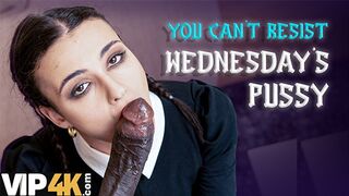 Lispy wednesday kupakolta a nevelő apa gigászi faszát mint egy igazi kutyaként