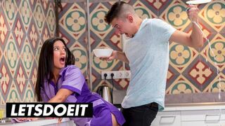 A gyönyörű szobalány Jade Presley kitakarít és orálozza a hatalmas faszkat a forró szálláson
