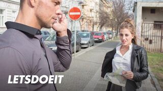 Lenyűgöző turista Silvia Dellai mélyen megkettyintve egy helyi fickó által