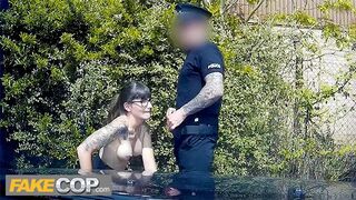 Rendőr megdugja a sötét hajú geek macát és rálövi a szemüvegére - fake cop