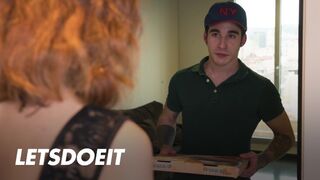 Megcsaló cunci Arian Joy először a barátját baszogatja, aztán a kézbesítő pasas megdugja jól
