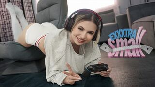 Pici tinédzser pipi Aria Banks elkapja magas mostohabátyját Chris Epicet, aki a szobájában veri a pöcse