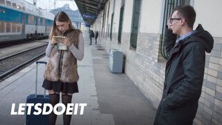 Selvaggia zsenge csajszi felfogta Charlie Dean méretes faszát egy gyors pov dugásra