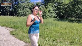 Csávóm bombázó anyja elcsábított egy kemény, hosszú baszásra