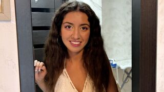 A szomszéd zsenge betört hozzám, levette a bugyiját és megkínált a forró puncival