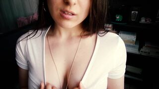 Fiatal amatőr csoki hajú óriási tőgyes gádzsi asmr relax kefélése