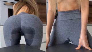 Zsenge gádzsi vadul dörzsöli magát az asztalhoz, amíg a leggingse telis-tele spriccel