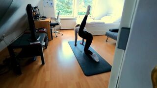 Tinédzser fitnesz bige ujjazza magát, majd keményen megbasszák