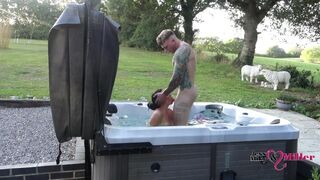 Kívánatos kinti baszás a forró jacuzziban egy kéjes hétvégén