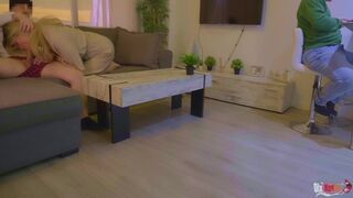 Mostohaanya orálozza a nevelő fia farkát és fenékbe kufircolják a férje háta mögött