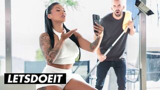 Szexi Latin Amerikai MILF Mariana Martix Keményen Megdöngetve az Asszisztens által a LetsDoeIt Csatornán