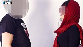 Arab milf hangos szeretkezése nem hagyja aludni a szomszédot, így hívja őt is kúrni