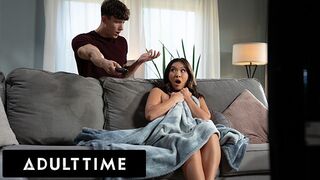 Adult Time vadító kalandja - Kimmy Kimm maszturbáláson kapva, de nem tud ellenállni a méretes farknak